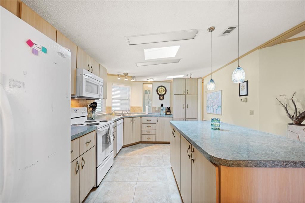 合同活跃: $235,000 (2 贝兹, 2 浴室, 1456 平方英尺)