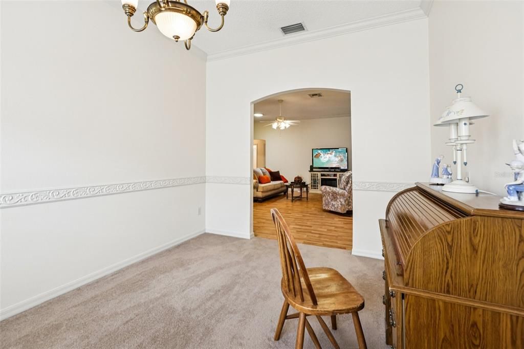 合同活跃: $425,000 (3 贝兹, 2 浴室, 2216 平方英尺)