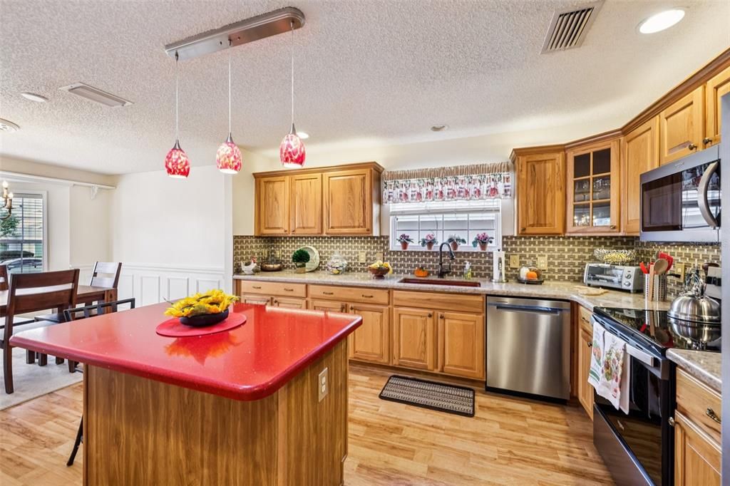 合同活跃: $425,000 (3 贝兹, 2 浴室, 2216 平方英尺)