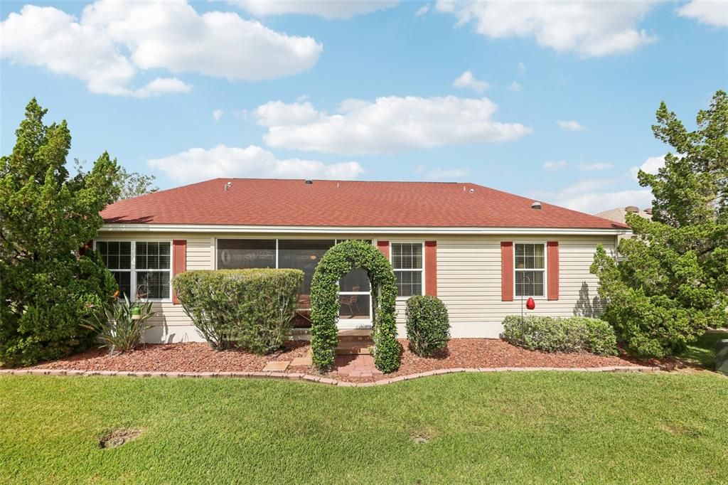 合同活跃: $425,000 (3 贝兹, 2 浴室, 2216 平方英尺)