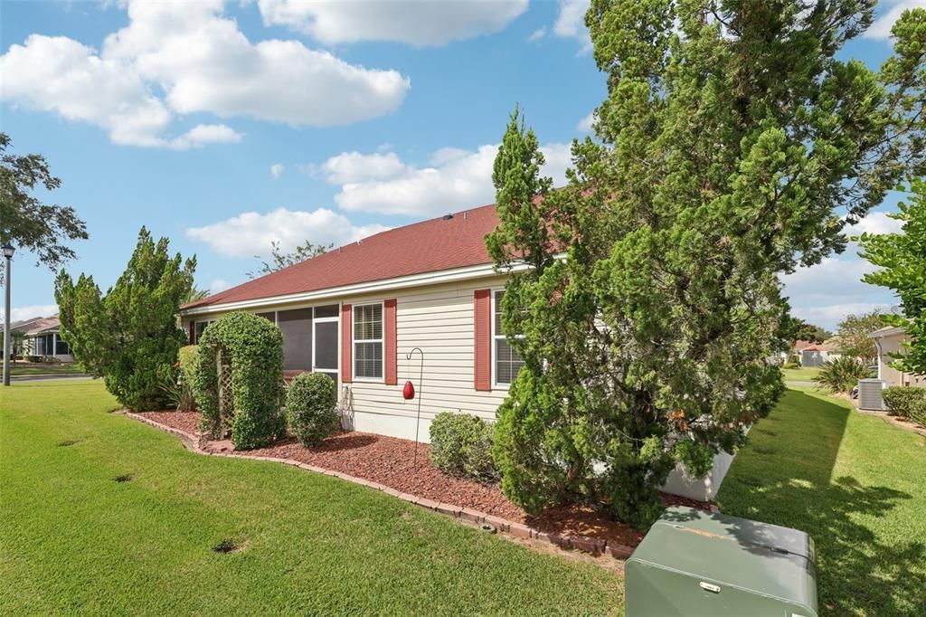 合同活跃: $425,000 (3 贝兹, 2 浴室, 2216 平方英尺)