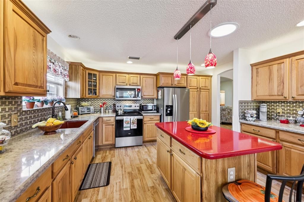 合同活跃: $425,000 (3 贝兹, 2 浴室, 2216 平方英尺)