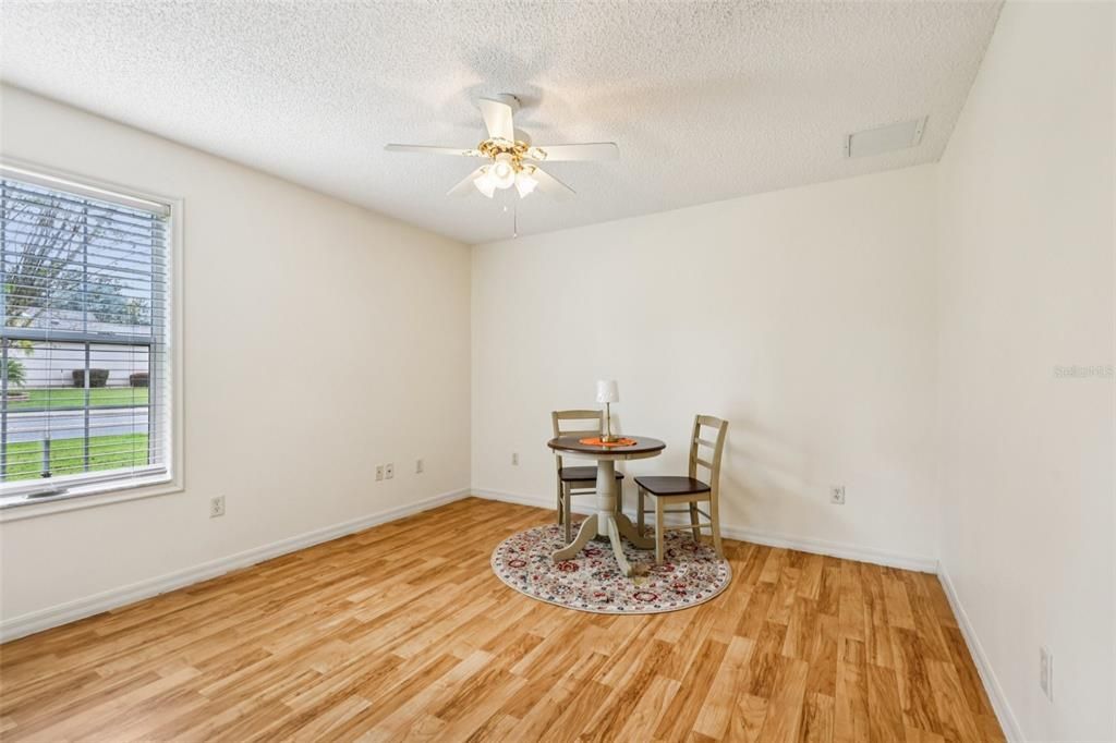 合同活跃: $425,000 (3 贝兹, 2 浴室, 2216 平方英尺)