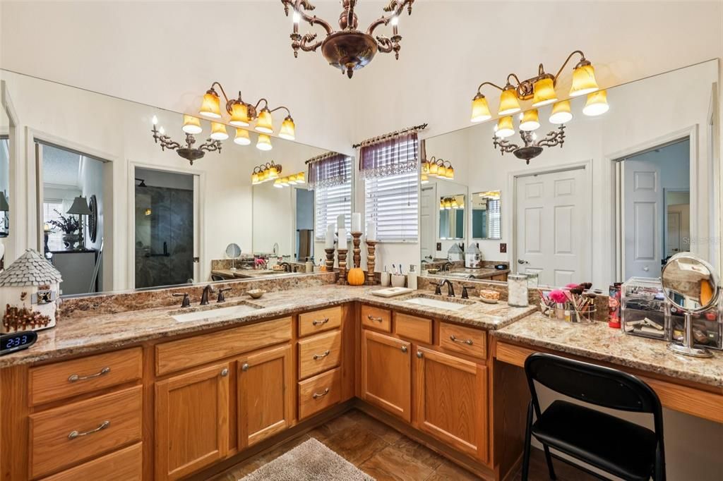 合同活跃: $425,000 (3 贝兹, 2 浴室, 2216 平方英尺)