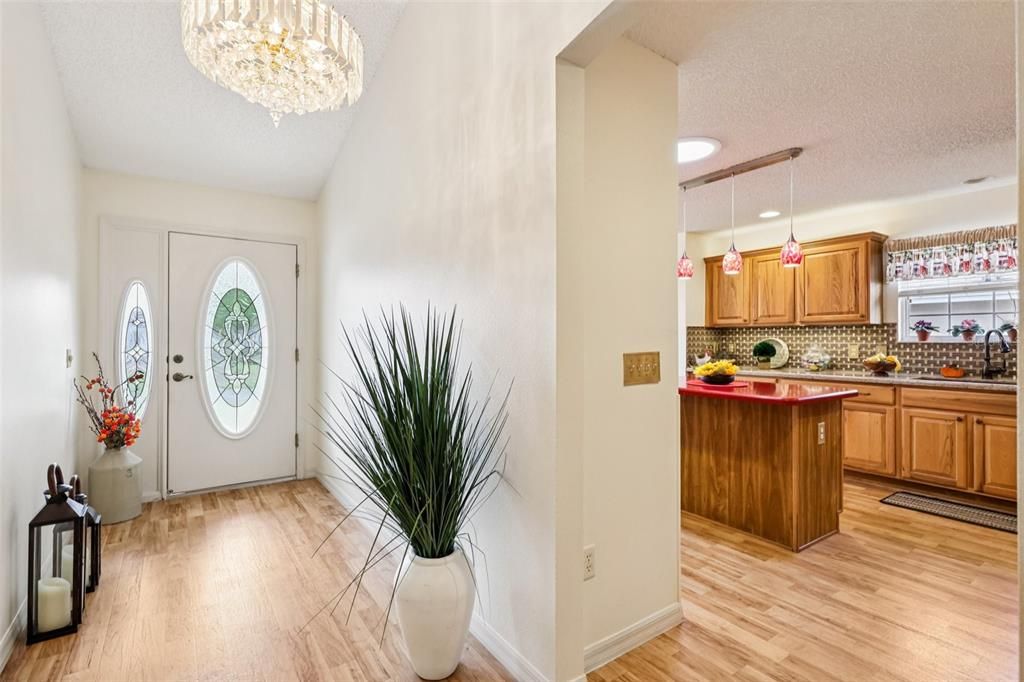 合同活跃: $425,000 (3 贝兹, 2 浴室, 2216 平方英尺)