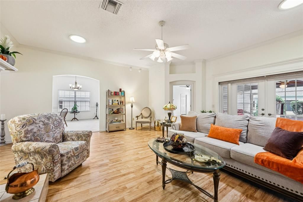 合同活跃: $425,000 (3 贝兹, 2 浴室, 2216 平方英尺)