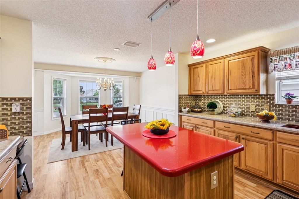 合同活跃: $425,000 (3 贝兹, 2 浴室, 2216 平方英尺)