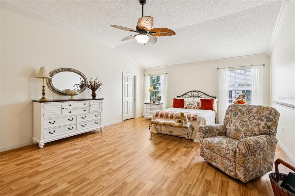 合同活跃: $425,000 (3 贝兹, 2 浴室, 2216 平方英尺)