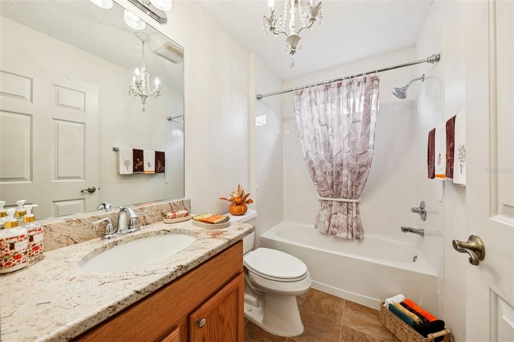 合同活跃: $425,000 (3 贝兹, 2 浴室, 2216 平方英尺)