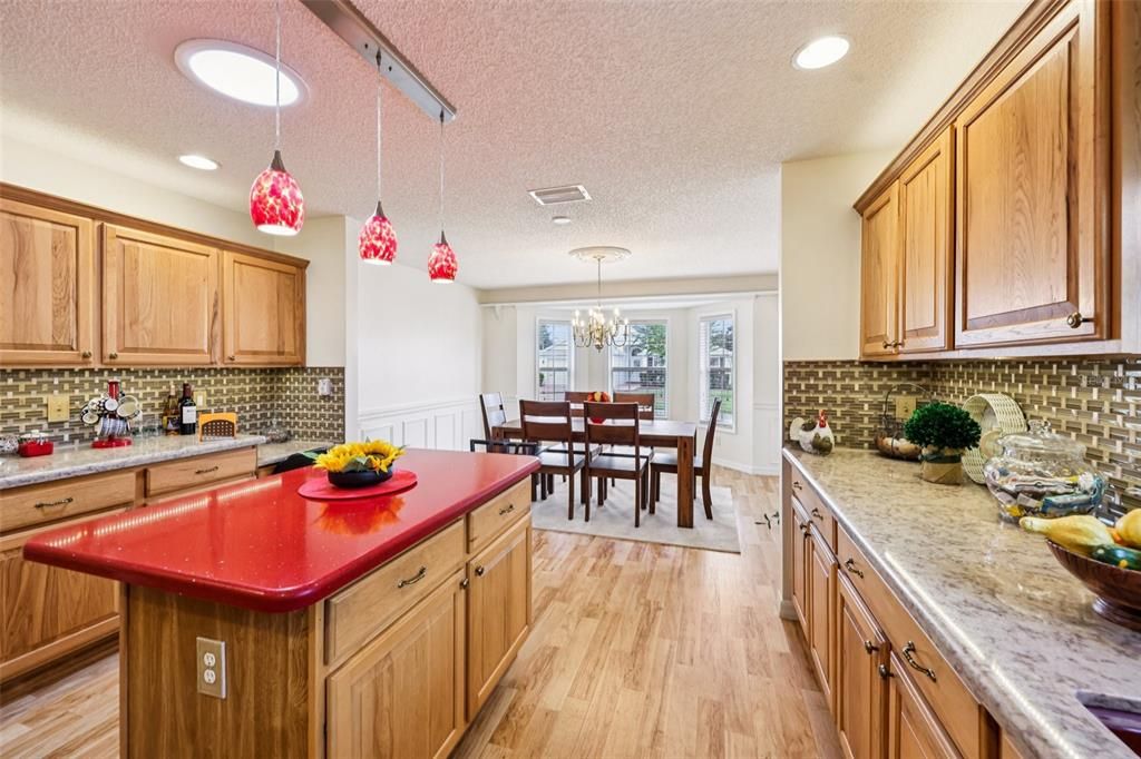 合同活跃: $425,000 (3 贝兹, 2 浴室, 2216 平方英尺)