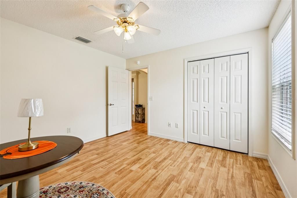 合同活跃: $425,000 (3 贝兹, 2 浴室, 2216 平方英尺)