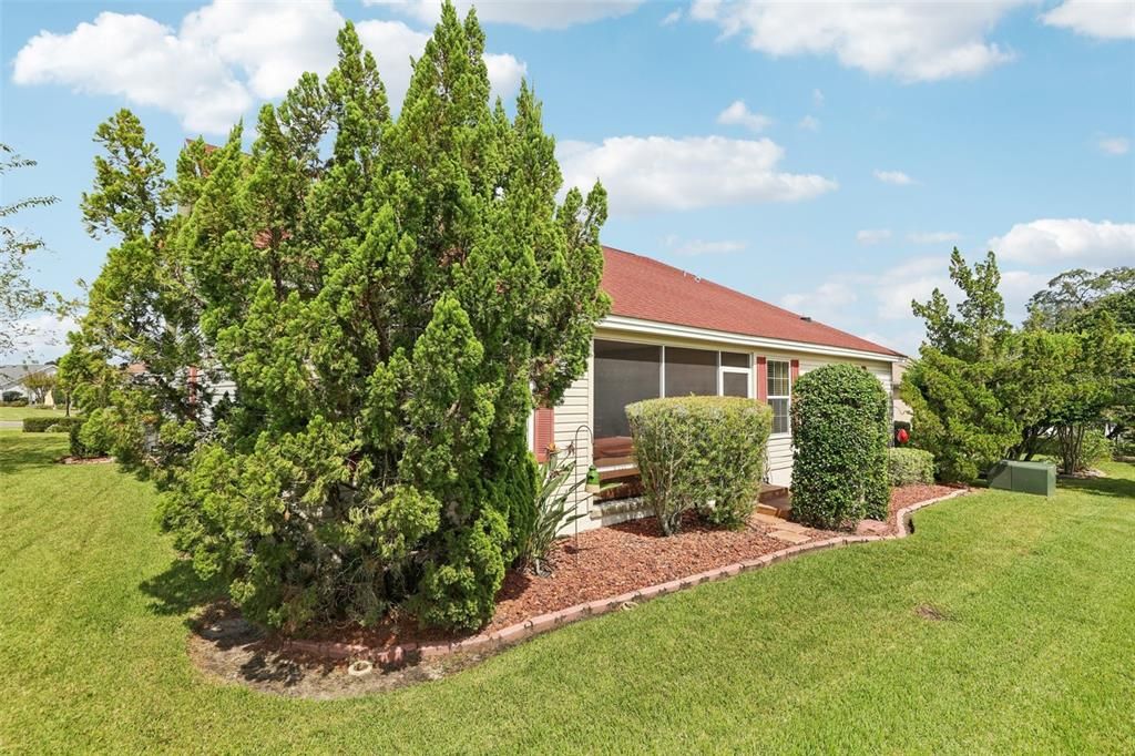 合同活跃: $425,000 (3 贝兹, 2 浴室, 2216 平方英尺)