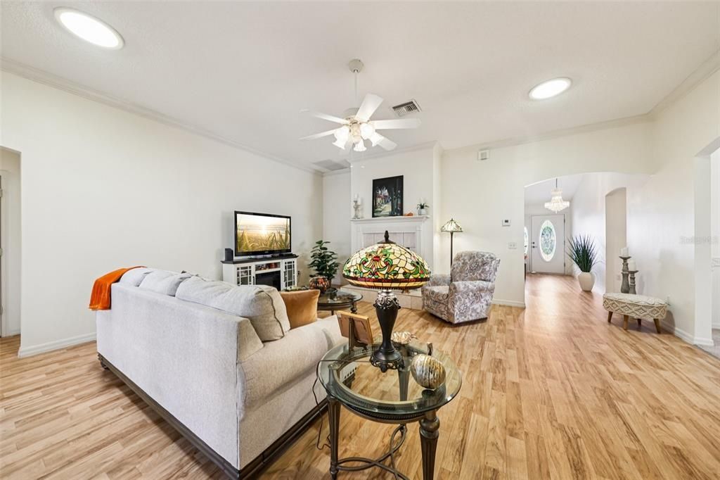 合同活跃: $425,000 (3 贝兹, 2 浴室, 2216 平方英尺)