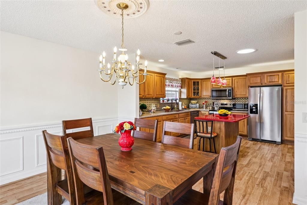 合同活跃: $425,000 (3 贝兹, 2 浴室, 2216 平方英尺)