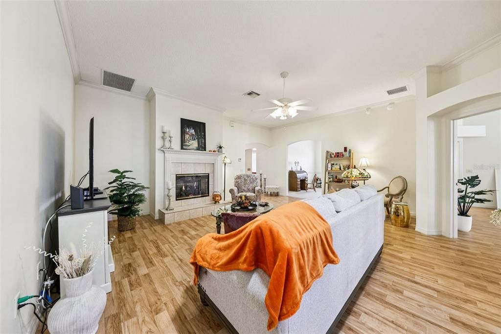 合同活跃: $425,000 (3 贝兹, 2 浴室, 2216 平方英尺)