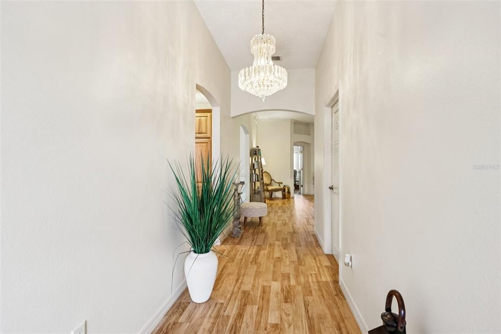 合同活跃: $425,000 (3 贝兹, 2 浴室, 2216 平方英尺)