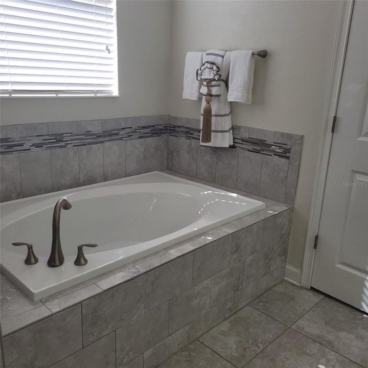 For Rent: $3,200 (3 beds, 2 baths, 1737 Square Feet)