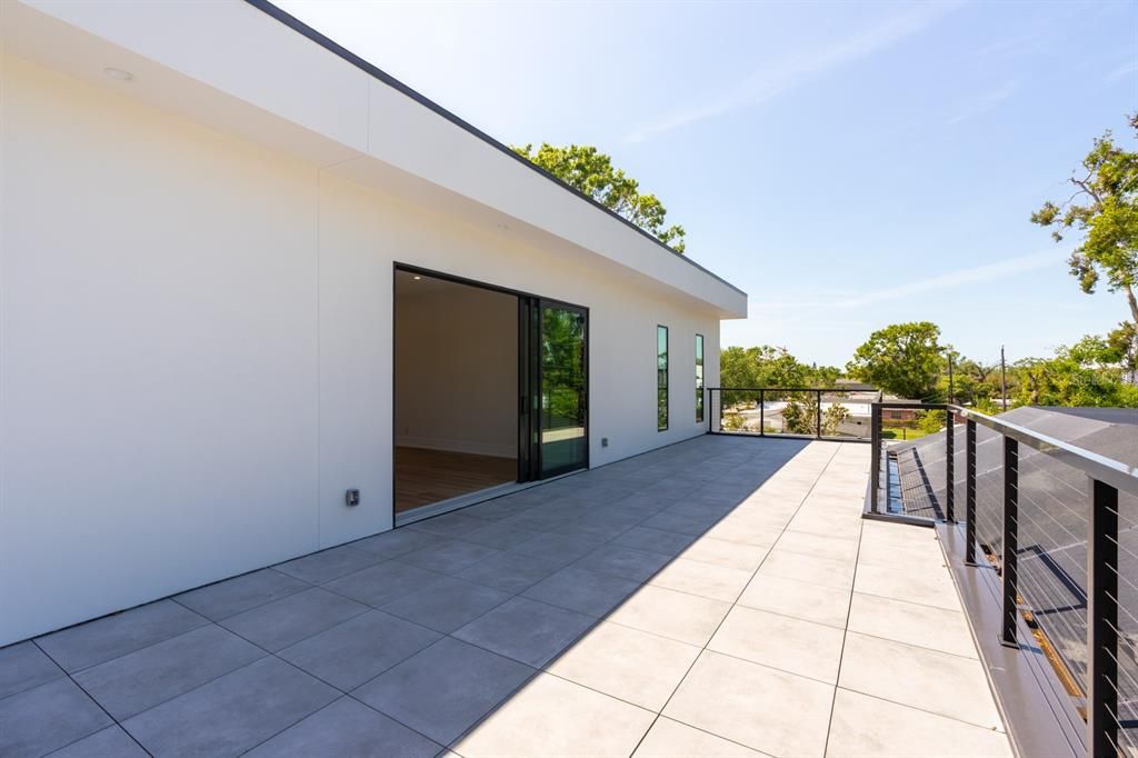 Activo con contrato: $2,149,000 (5 camas, 6 baños, 3555 Pies cuadrados)