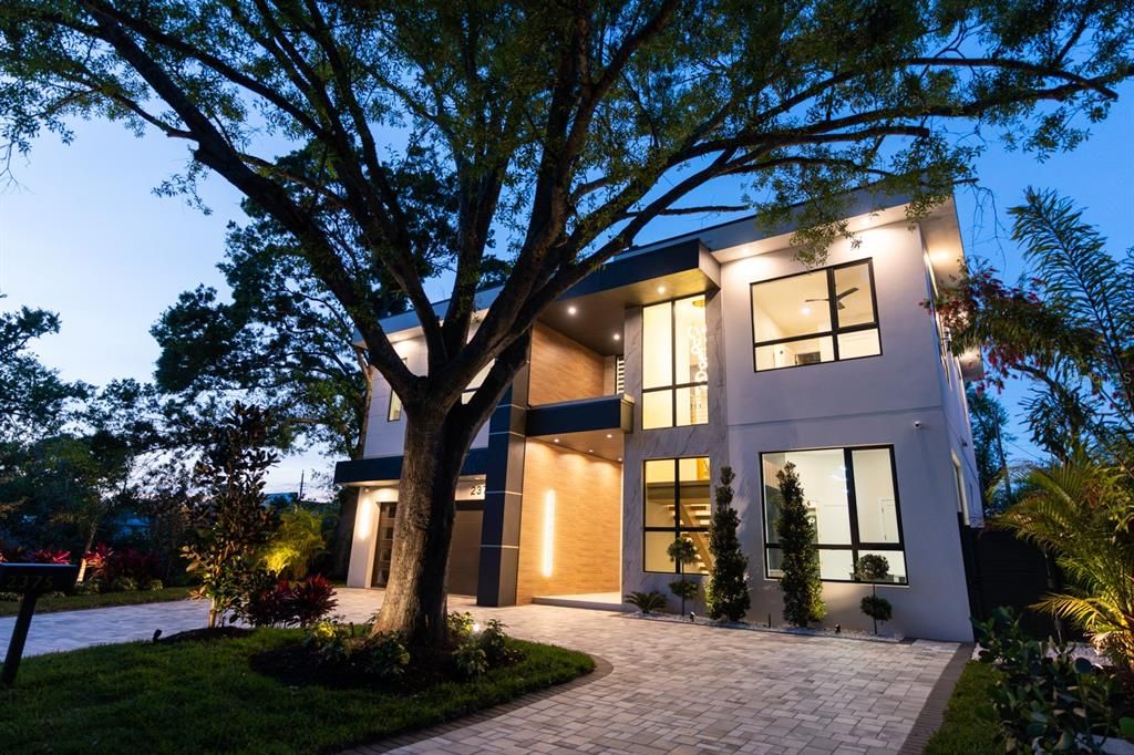 Activo con contrato: $2,149,000 (5 camas, 6 baños, 3555 Pies cuadrados)