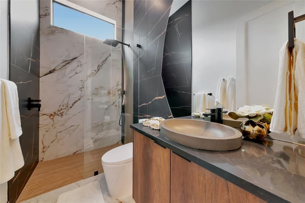 Activo con contrato: $2,149,000 (5 camas, 6 baños, 3555 Pies cuadrados)