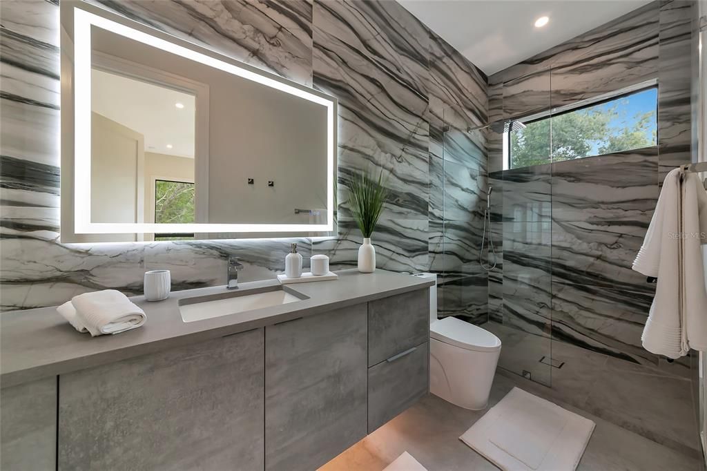 Activo con contrato: $2,149,000 (5 camas, 6 baños, 3555 Pies cuadrados)