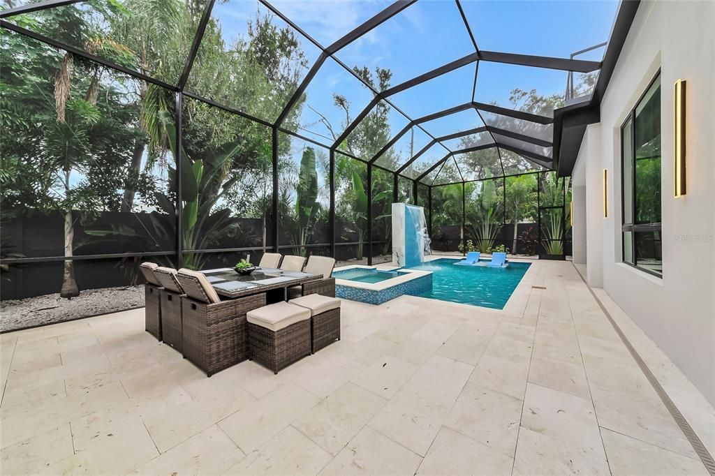 Activo con contrato: $2,149,000 (5 camas, 6 baños, 3555 Pies cuadrados)