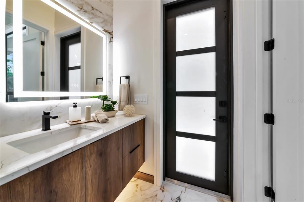 Activo con contrato: $2,149,000 (5 camas, 6 baños, 3555 Pies cuadrados)