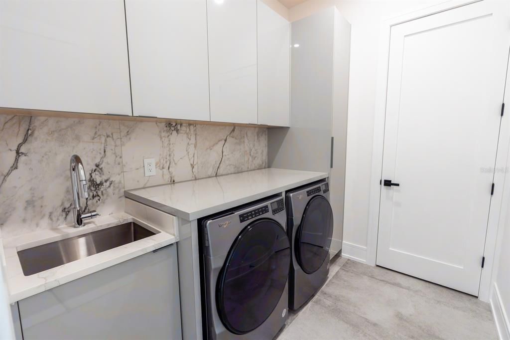 Activo con contrato: $2,149,000 (5 camas, 6 baños, 3555 Pies cuadrados)