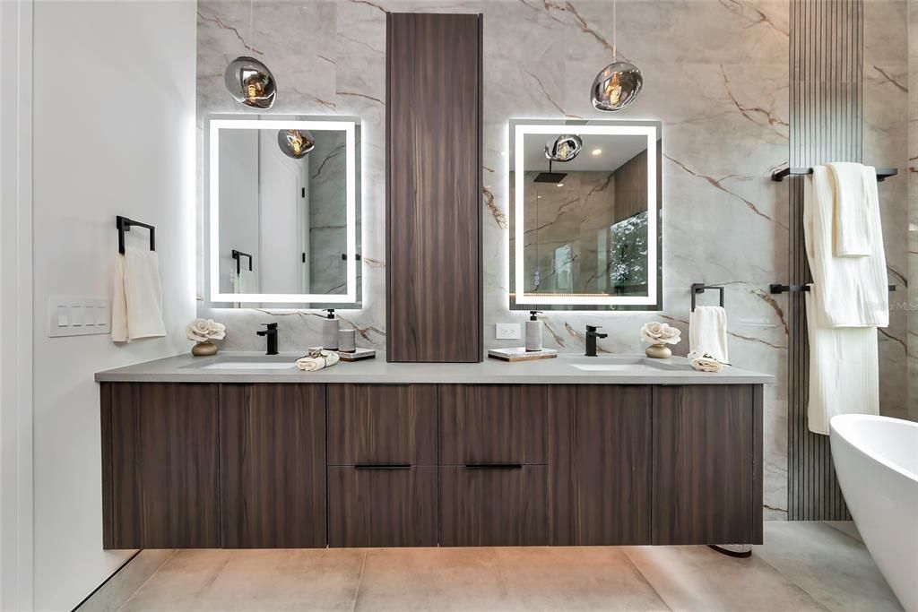 Activo con contrato: $2,149,000 (5 camas, 6 baños, 3555 Pies cuadrados)