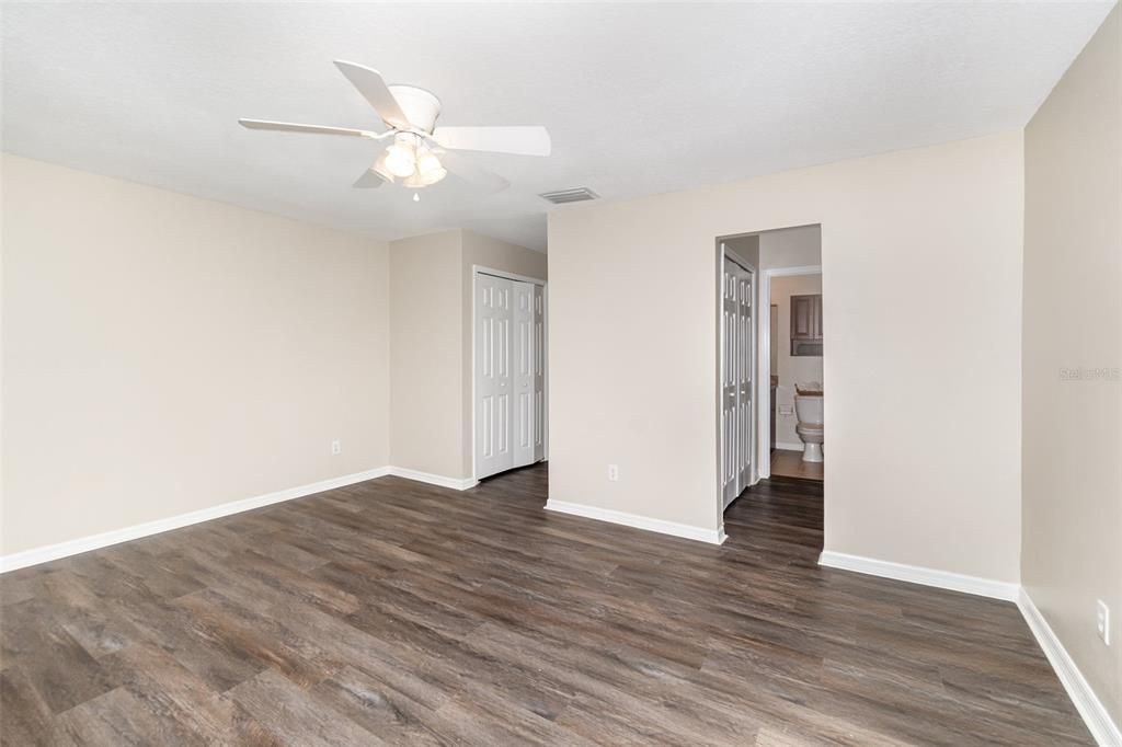 Active With Contract: $205,000 (2 beds, 1 baths, 1281 Square Feet)