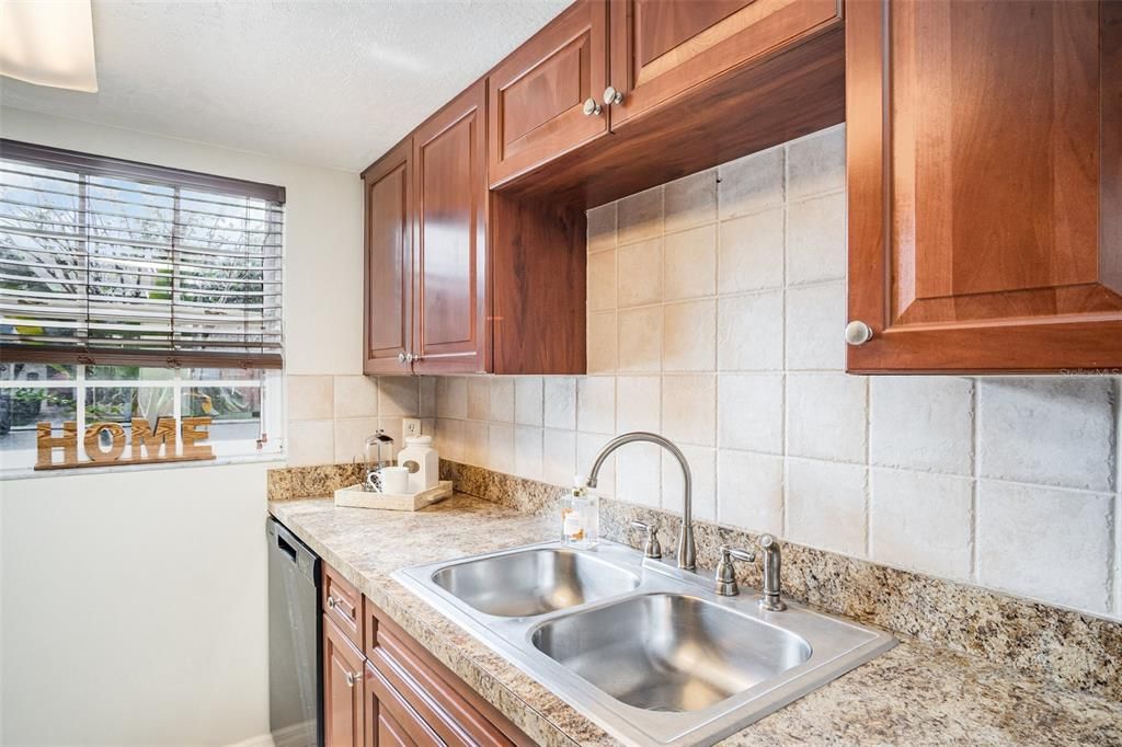 Active With Contract: $205,000 (2 beds, 1 baths, 1281 Square Feet)