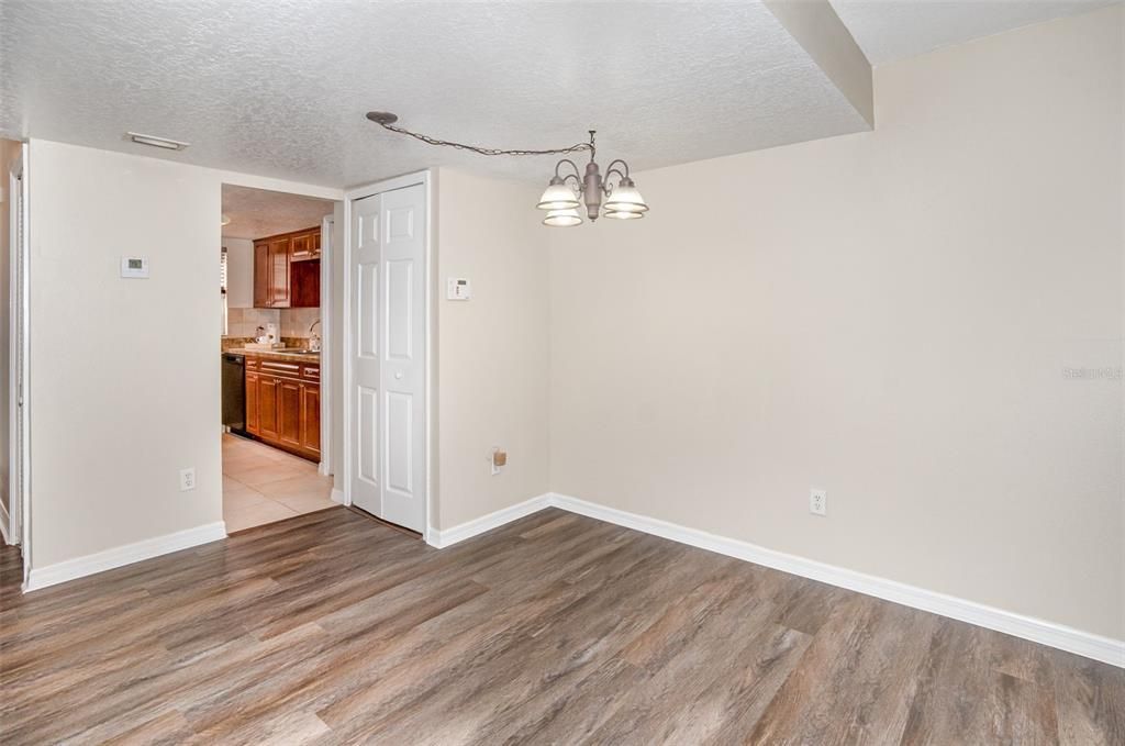 Active With Contract: $205,000 (2 beds, 1 baths, 1281 Square Feet)
