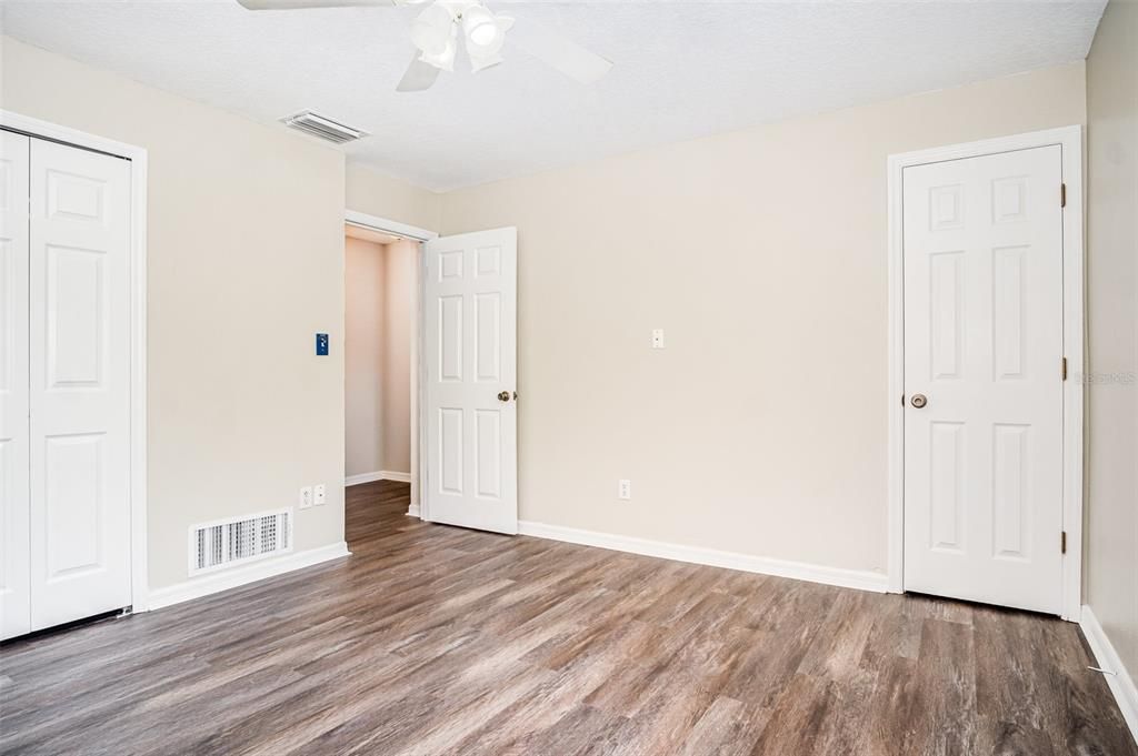 Active With Contract: $205,000 (2 beds, 1 baths, 1281 Square Feet)