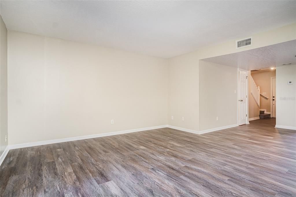 Active With Contract: $205,000 (2 beds, 1 baths, 1281 Square Feet)