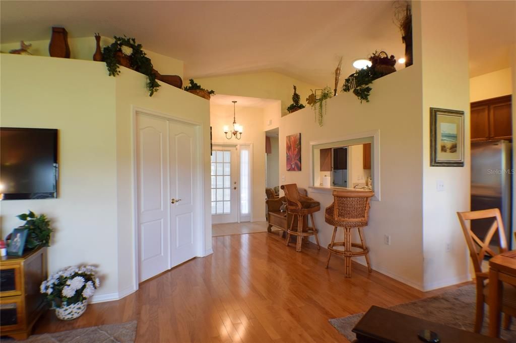 合同活跃: $355,000 (2 贝兹, 2 浴室, 1554 平方英尺)