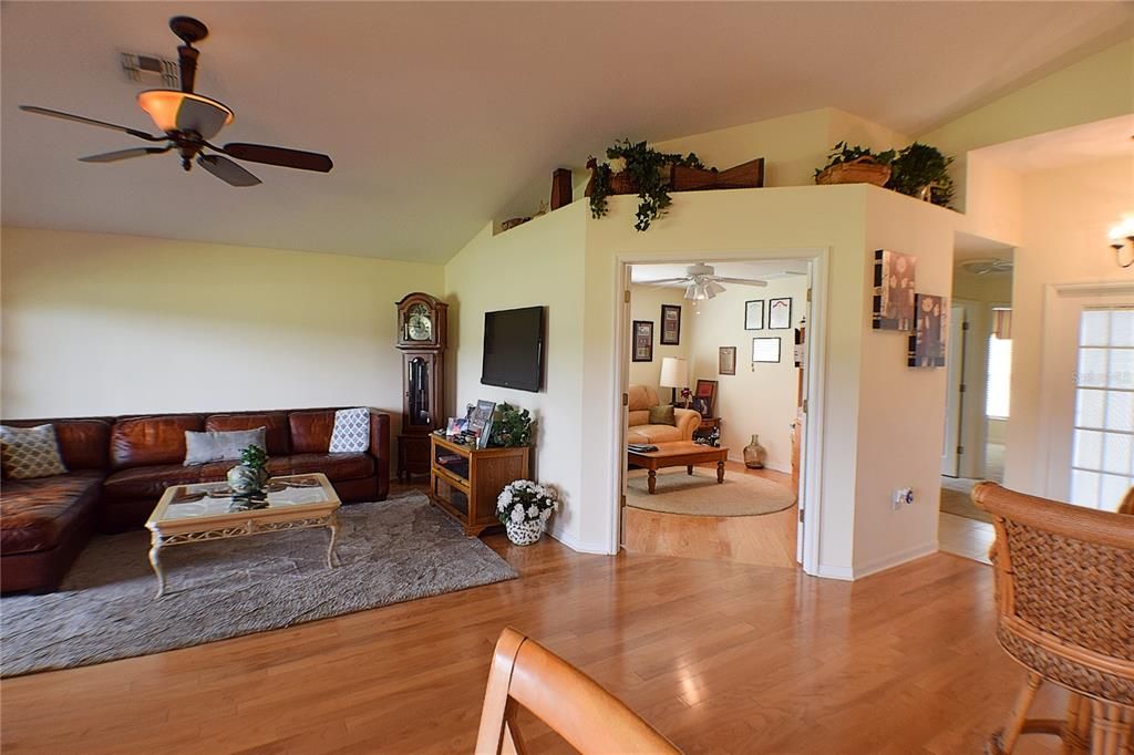 合同活跃: $355,000 (2 贝兹, 2 浴室, 1554 平方英尺)