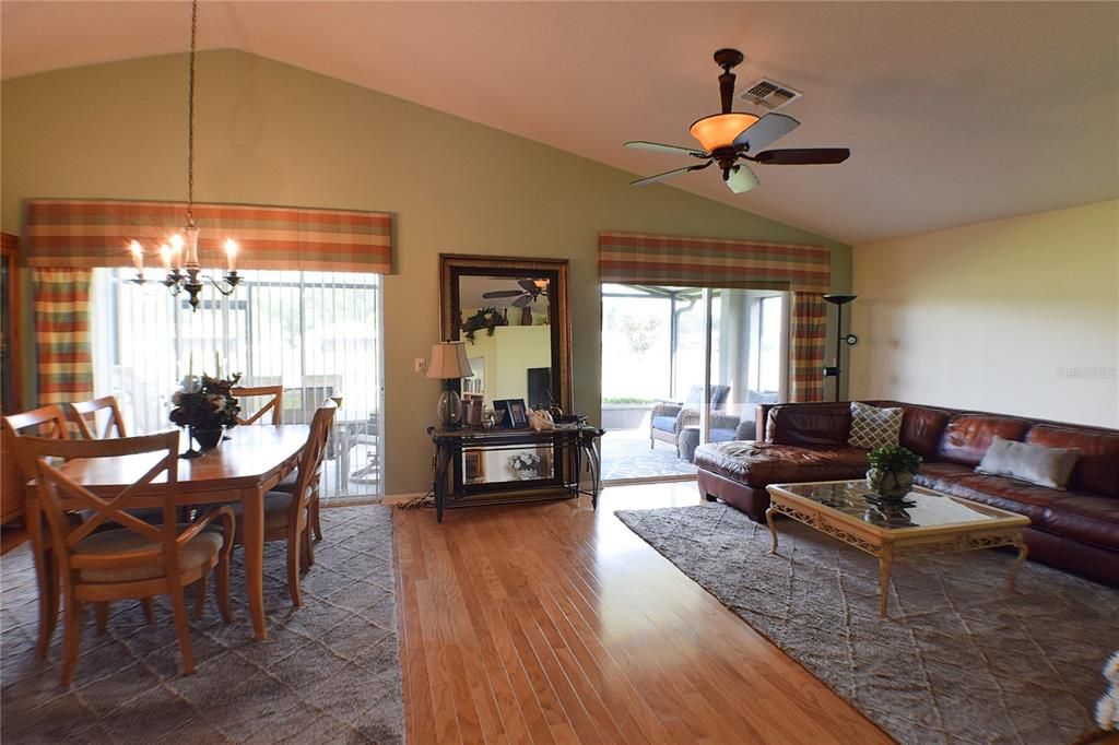 合同活跃: $355,000 (2 贝兹, 2 浴室, 1554 平方英尺)