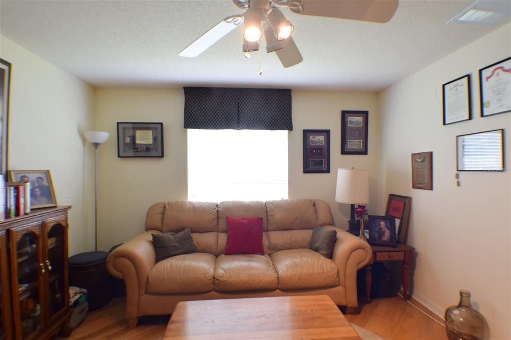 合同活跃: $355,000 (2 贝兹, 2 浴室, 1554 平方英尺)