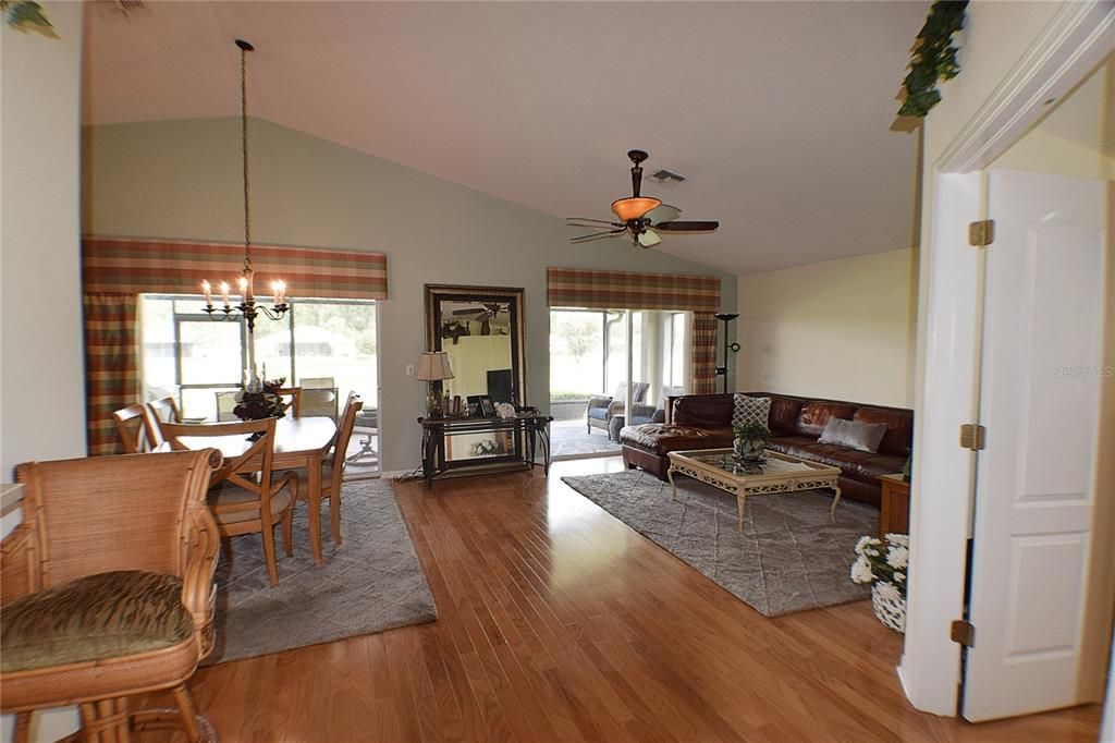 合同活跃: $355,000 (2 贝兹, 2 浴室, 1554 平方英尺)