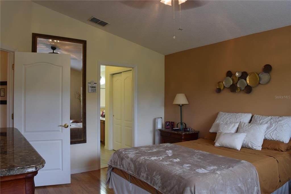 合同活跃: $355,000 (2 贝兹, 2 浴室, 1554 平方英尺)