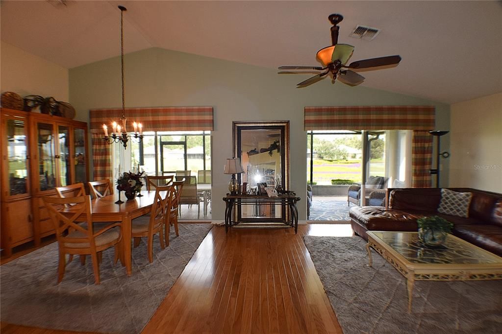 合同活跃: $355,000 (2 贝兹, 2 浴室, 1554 平方英尺)