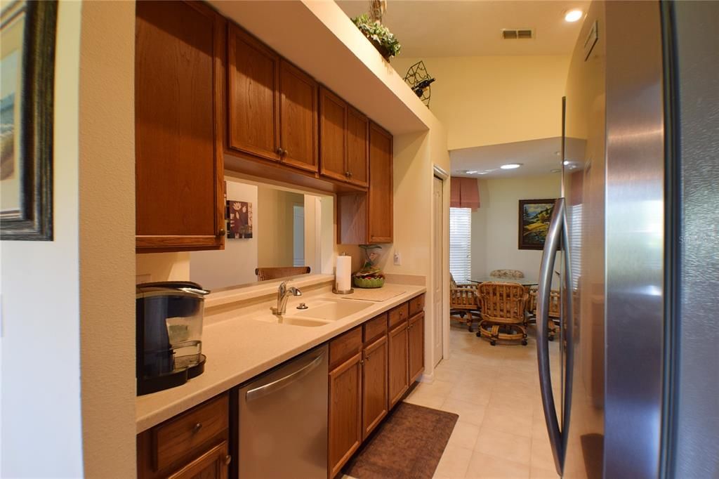 合同活跃: $355,000 (2 贝兹, 2 浴室, 1554 平方英尺)