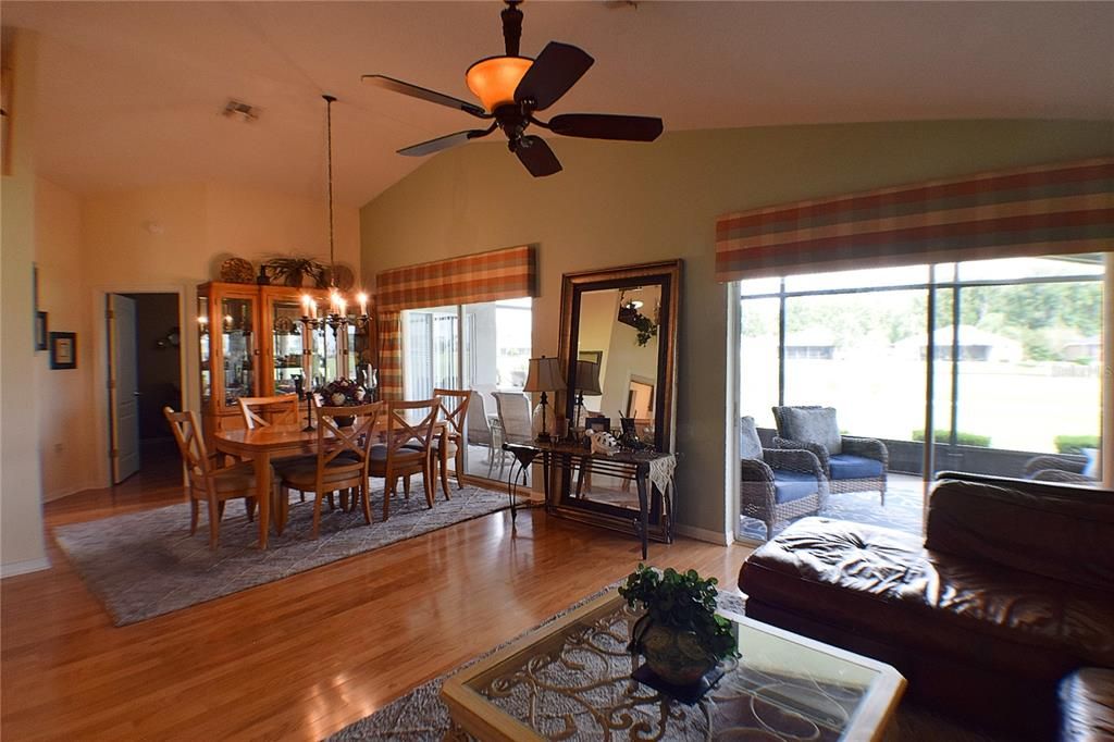 合同活跃: $355,000 (2 贝兹, 2 浴室, 1554 平方英尺)