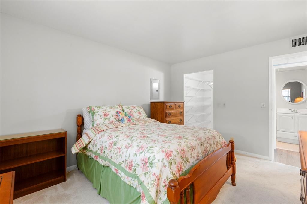 Activo con contrato: $115,000 (2 camas, 2 baños, 960 Pies cuadrados)