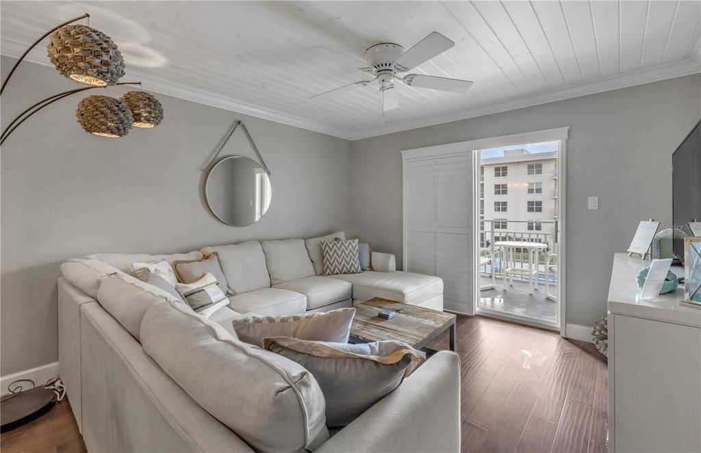 待售: $499,000 (2 贝兹, 2 浴室, 978 平方英尺)