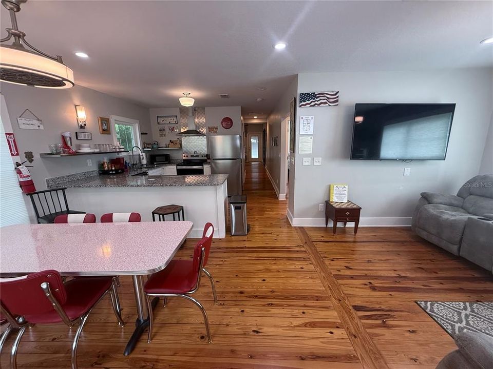 待售: $259,000 (3 贝兹, 2 浴室, 1150 平方英尺)