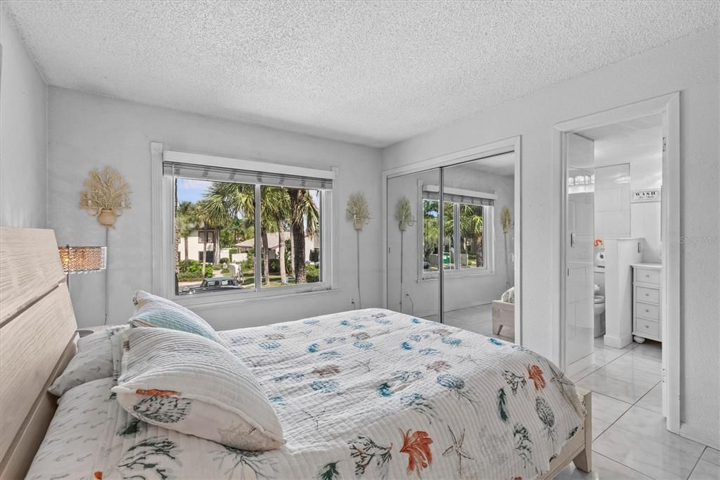 待售: $165,000 (1 贝兹, 1 浴室, 740 平方英尺)