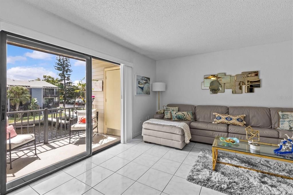 待售: $165,000 (1 贝兹, 1 浴室, 740 平方英尺)