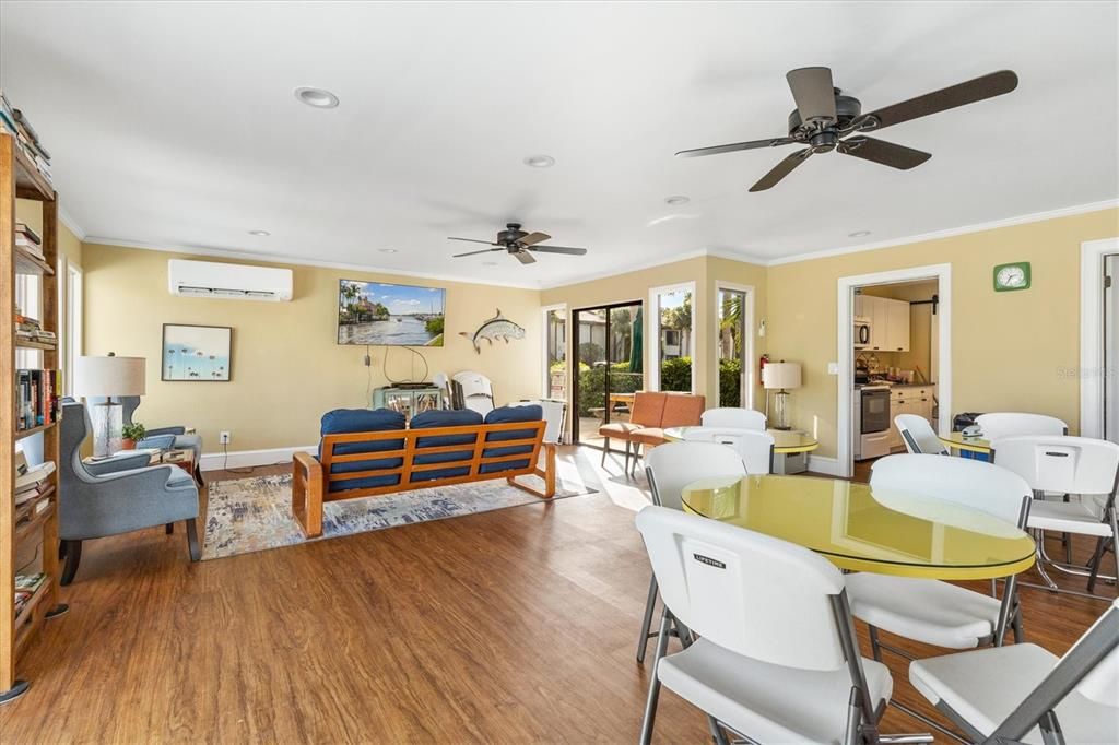 待售: $165,000 (1 贝兹, 1 浴室, 740 平方英尺)