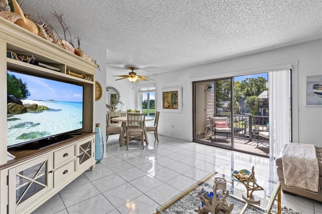 待售: $165,000 (1 贝兹, 1 浴室, 740 平方英尺)